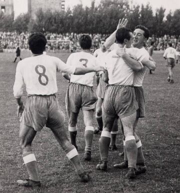 26 de junio de 1955 (Torrero). Real Zaragoza, 7 - Oviedo, 0. El festejo del tercer gol del Zaragoza: Chaves recibe el abrazo efusivo de Ucelay II.