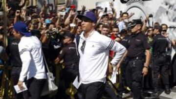 500 hinchas reciben al Madrid y aclaman a Cristiano y a Iker