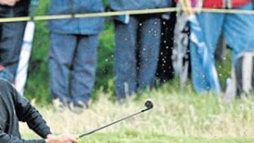 <b>SALIENDO DE LA TRAMPA. </b>Sergio García no estuvo tan inspirado como el primer día, pero supo sortear las situaciones embarazosas. En la imagen, saliendo de un búnker.