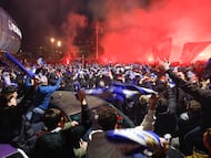 Los aficionados recibirán al autobús de la Real Sociedad en la vuelta de semifinal de la Copa del Rey ante el Athletic. EFE/ Javier Etxezarreta