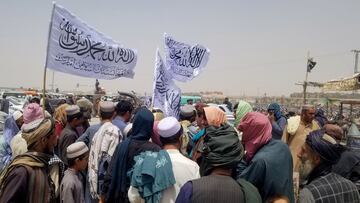 People with Taliban&#039;s flags gather to welcome a man (not pictured) who was released from prison in Afghanistan, upon his arrival at the Friendship Gate crossing point at the Pakistan-Afghanistan border town of Chaman, Pakistan August 16, 2021. REUTER