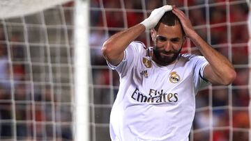 Benzema se lamenta de una ocasión fallada en el partido ante el Mallorca.