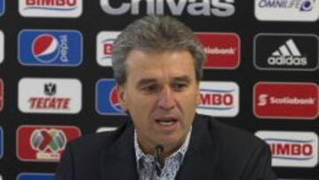 Néstor de la Torre salió en defensa de los jugadores de Chivas.