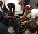 Carlos Sainz, mecánico por un día y ayudando en el 'pit stop'