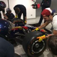 Carlos Sainz, mecánico por un día y ayudando en el 'pit stop'