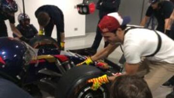 Sainz, en pleno pit stop como mecánico.