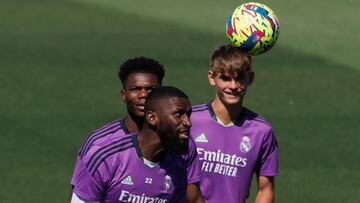 Rüdiger, Tchouameni y Nico Paz, en el último entrenamiento en Valdebebas.