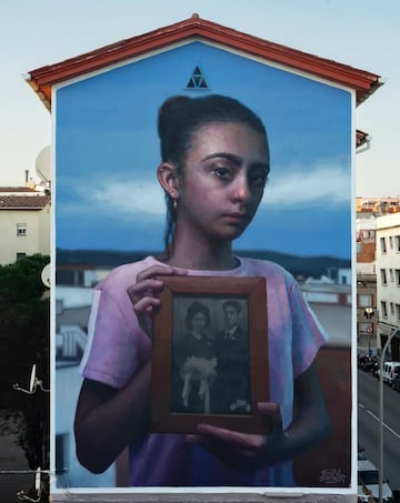 Este mural fue creado en diciembre de 2024 y est situado en la Pla?a del Xoriguer, Vilanova i la Geltr, Barcelona. 