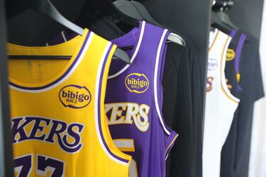 Camisetas de Los Angeles Lakers para la temporada 2025-26 durante el día de prensa de Los Angeles Lakers el 29 de septiembre de 2025 en el Centro de Entrenamiento de Salud de UCLA en El Segundo, CA.