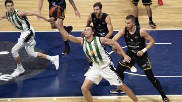 GRAF2684. SAN CRISTÓBAL DE LA LAGUNA (TENERIFE), 17/10/2020.- El jugador del Joventut de Badalona Vladimir Brodziansky (2-i) juega un balón ante dos defensores del Iberostar Tenerife, durante el partido de la Liga ACB de baloncesto disputado esta noche en el pabellón Santiago Martín de San Cristóbal de La Laguna. EFE/Miguel Barreto