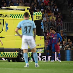 Araújo abandonó el Camp Nou en ambulancia: sufre conmoción