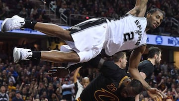 CLEVELAND, OH - JANUARY 21: Kawhi Leonard #2 of the San Antonio Spurs hangs on the net to avoid landing on LeBron James #23 of the Cleveland Cavaliers during overtime at Quicken Loans Arena on January 21, 2017 in Cleveland, Ohio. The Spurs defeated the Cavaliers 118-115. NOTE TO USER: User expressly acknowledges and agrees that, by downloading and/or using this photograph, user is consenting to the terms and conditions of the Getty Images License Agreement. Mandatory copyright notice.   Jason Miller/Getty Images/AFP
 == FOR NEWSPAPERS, INTERNET, TELCOS &amp; TELEVISION USE ONLY ==