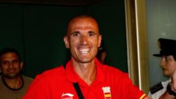 <b>CON LA MASCOTA. </b>Chema Martínez en el estadio de Montjuïc.