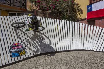 Valparaiso, 11 febrero 2018.
Decimosexta version del Red Bull Valparaiso Cerro Abajo, principal carrera de descenso urbano en Chile, realizada entre calles, escaleras y callejones de la ciudad puerto.
Cristian Rudolffi/Photosport.