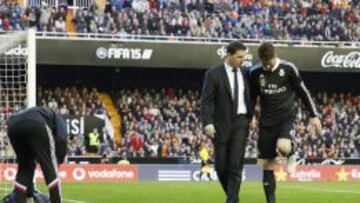 EN MESTALLA. El doctor Olmo acompaña a la banda a Ramos para atenderle tras un golpe. El sevillano acabó el encuentro.