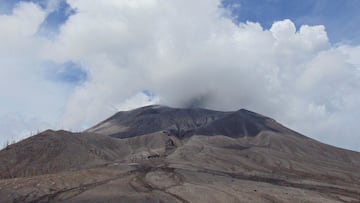 Mount Ruang volcano spews volcanic ash as seen from Laingpatehi village, Sitaro Islands Regency, North Sulawesi province, Indonesia, May 3, 2024. REUTERS/Chermanto Tjaombah