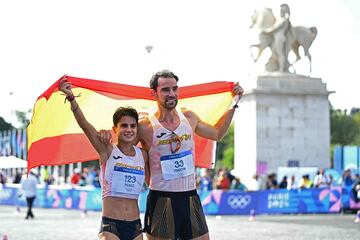 María Pérez y Álvaro Martín posan con la bandera de España en París. Son campeones olímpicos.