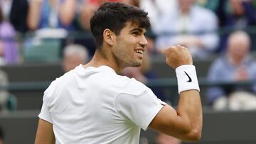 Carlos Alcaraz celebra un punto contra Aleksandar Vukic en Wimbledon.