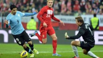 El uruguayo Luis Suárez se dispone a marcar un gol en el partido que enfrentó a los sudamericanos con Polonia en un amistoso celebrado el 14 de noviembre en Gdansk. El defensa Damien Perquis trata de detenerle.