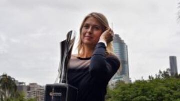 Maria Sharapova posa con el trofeo en el Jard&iacute;n Bot&aacute;nico de Brisbane.
