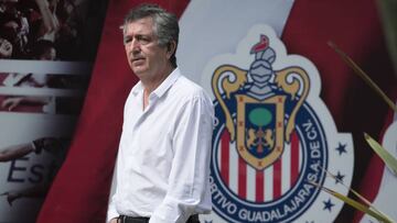 El reportero Mauricio Ymay dio a conocer en ESPN que el propietario de Chivas está delicado de salud; su hijo Amaury Vergara reitera que su padre solo se encuentra con su familia.