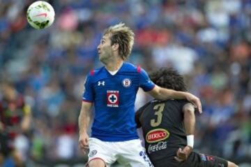 Estuvo mucho tiempo en España. Reforzó a Cruz Azul para el Apertura 2014. Solo jugó tres partidos, sumando 40 minutos y una expulsión. Ahora está en Tiburones Rojos de Veracruz.