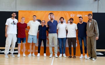 Jugadores de la selección española de baloncesto arropando a Víctor Claver en su acto de despedida.