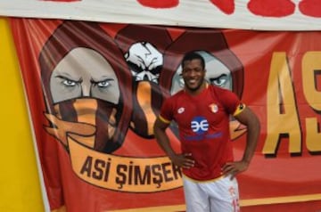 En la tercera división de Grecia, el jugador de costa de Marfil ingresó al minuto 82 y por una fuerte falta fue expulsado tras 9 segundos en cancha.
