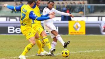 <b>GOL POLÉMICO. </b>Robinho marca, después de controlar la pelota con la mano ante el Chievo.
