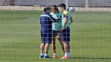 Puyol y Bartra charlan con Martino durante el entrenamiento en Paterna.