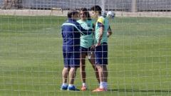 Puyol y Bartra charlan con Martino durante el entrenamiento en Paterna.