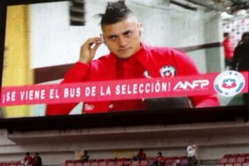 La pantalla gigante del estadio Nacional muestra la llegada de la seleccion chilena al partido valido por las clasificatorias al mundial de Rusia 2018 contra Peru en Santiago, Chile.