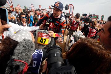 El motociclista argentino Kevin Benavides atiende a los medios de comunicación tras conseguir su segundo título en el Dakar. El primero fue en 2021.
El piloto de 34 años se proclamó campeón tras superar al australiano Toby Price por 43 segundos en la general. 