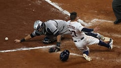 Jos&eacute; Altuve anota la carrera de la victoria tras ser impulsado por Carlos Correa ante la impotencia del catcher de los Yankees, Gary S&aacute;nchez.