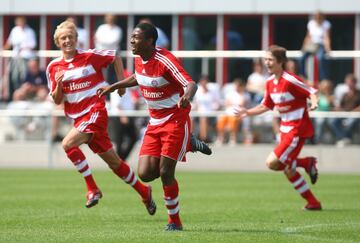 En verano de 2008, con 16 años, David Alaba ficha por el Bayern para jugar en el segundo equipo muniqués. En la imagen celebra un tanto anotado ante el filial del Eintracht Frankfurt.