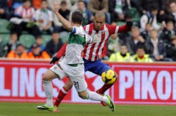 Edu Albácar lucha un balón con Miranda.