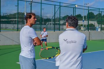 Nadal conversa con su tío Toni en una de las pistas de la Academia.