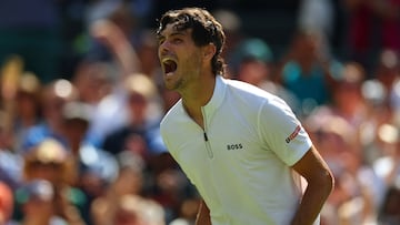 Taylor Fritz celebra su victoria contra Karen Khachanov en Wimbledon.