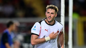 Soccer Football - Serie A - Lecce v AC Milan - Stadio Via del mare, Lecce, Italy - August 29, 2025 AC Milan's Santiago Gimenez reacts REUTERS/Daniele Mascolo