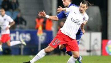 Zlatan Ibrahimovic controla el balón ante Guillaume Gillet