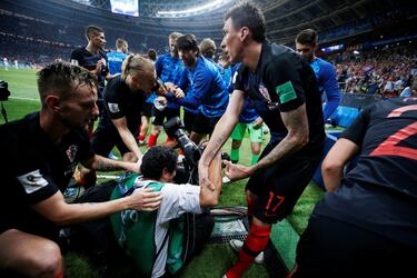El reportero gráfico Yuri Cortez en la celebración del segundo gol croata.