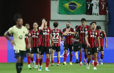 Empató el FC Seoul antes del descanso. A pesar del dominio en las ocasiones del Barcelona, Yazan Al-Arab anotó el 2-2.