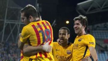 Sergi Roberto y Neymar van a festejar con Luis Suárez y Alba los goles.