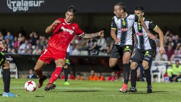El delantero argentino del Sevilla FC Joaqu&iacute;n Correa (2i) lanza a puerta para marcar el segundo gol durante el partido de Copa del Rey entre el Cartagena y el Sevilla FC disputado hoy en el estadio del Cartagonova. 