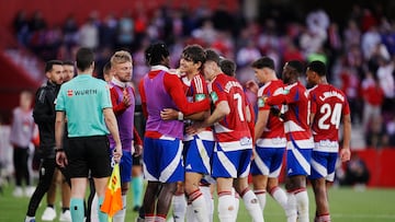 El Granada festeja el gol de Villar. Con el '7' Boyé.