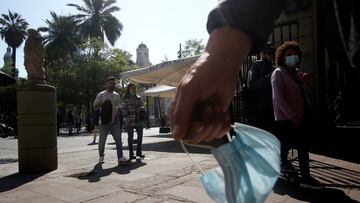 Santiago, 29 de septiembre 2022.
Este sabado deja de ser obligatoria la mascarilla por covid 19 en el transporte publico, conciertos, espectáculos y vuelos nacionales e internacionales. En tanto, cada establecimiento educacional decidira la opcion a seguir.
Javier Salvo/Aton Chile