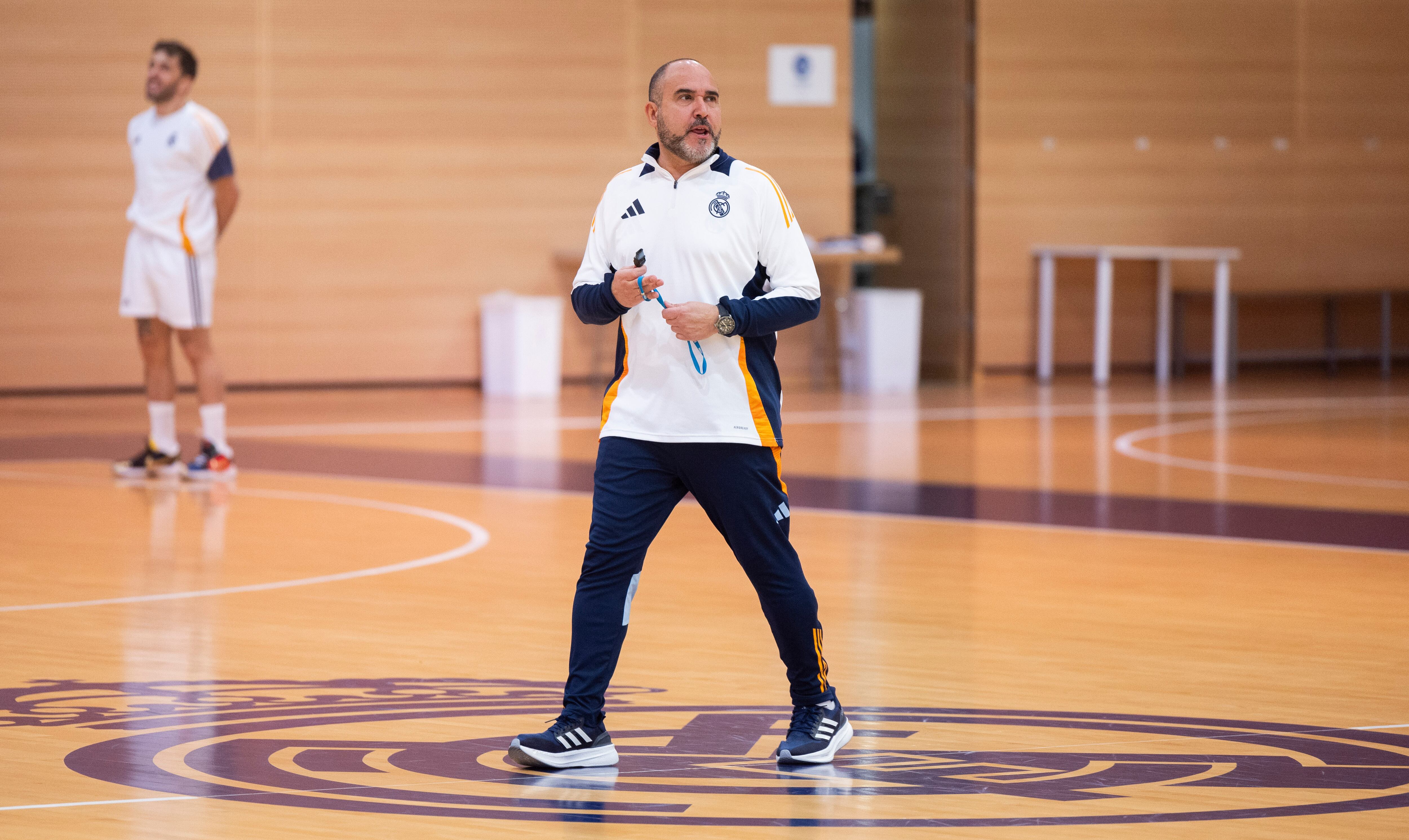 Chus Mateo, entrenador del Real Madrid, durante un entrenamiento del equipo.