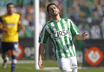 Estuvo cedido en el Rayo Vallecano procedente del Villarreal. Antes, en 2010, jugó en el Real Betis donde jugó 80 partidos y anotó 16 goles. 