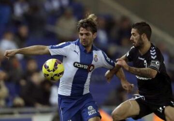 El defensa del Eibar Manuel Castellano, "Lillo" pugna con Víctor Sánchez, centrocampista del RCD Espanyol, durante el partido de la decimo séptima jornada de Liga de Primera División