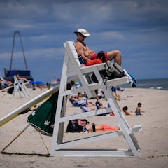 Esto es lo que cobra un socorrista en España en 2025: el salario según trabaje en playas o piscinas